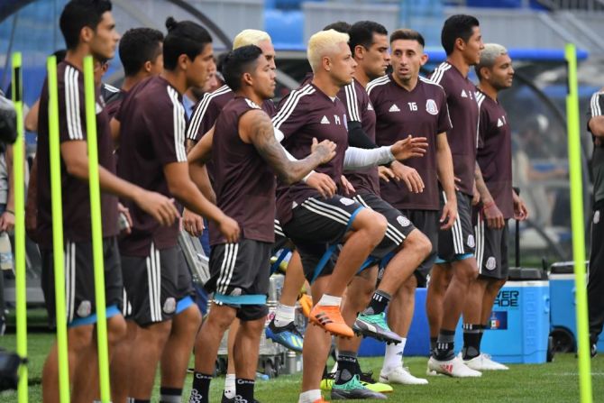 El equipo de México entrena previo a su partido contra Brasil en octavos de final.