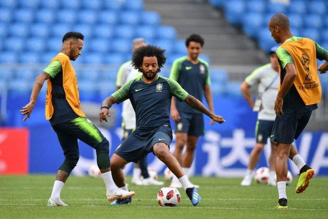 Neymar y Marcelo entrenan antes de su encuentro con México este lunes en Rusia 2018.