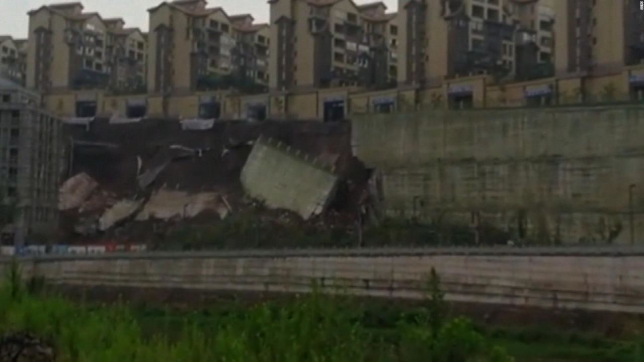 CNNE 539790 - se desploma calle en china por inundaciones