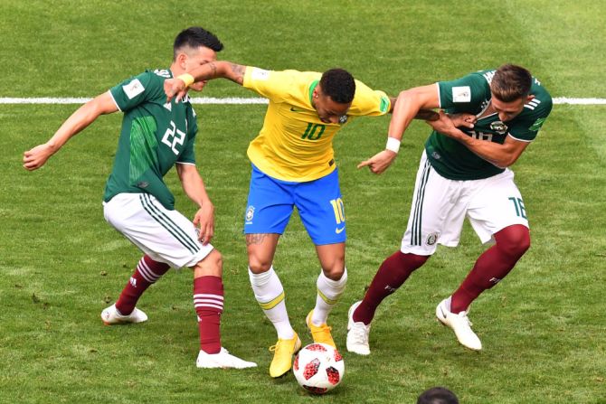 Neymar es marcado por Hirving Lozano y Héctor Herrera.