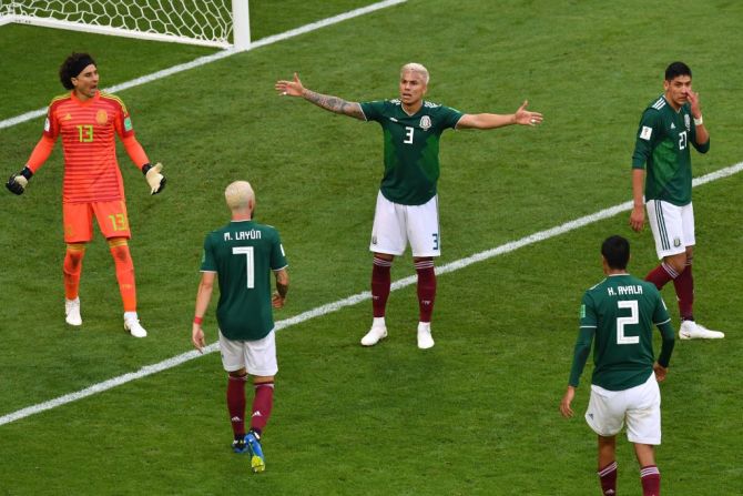 El defensor de México Carlos Salcedo reacciona tras el gol de Neymar.