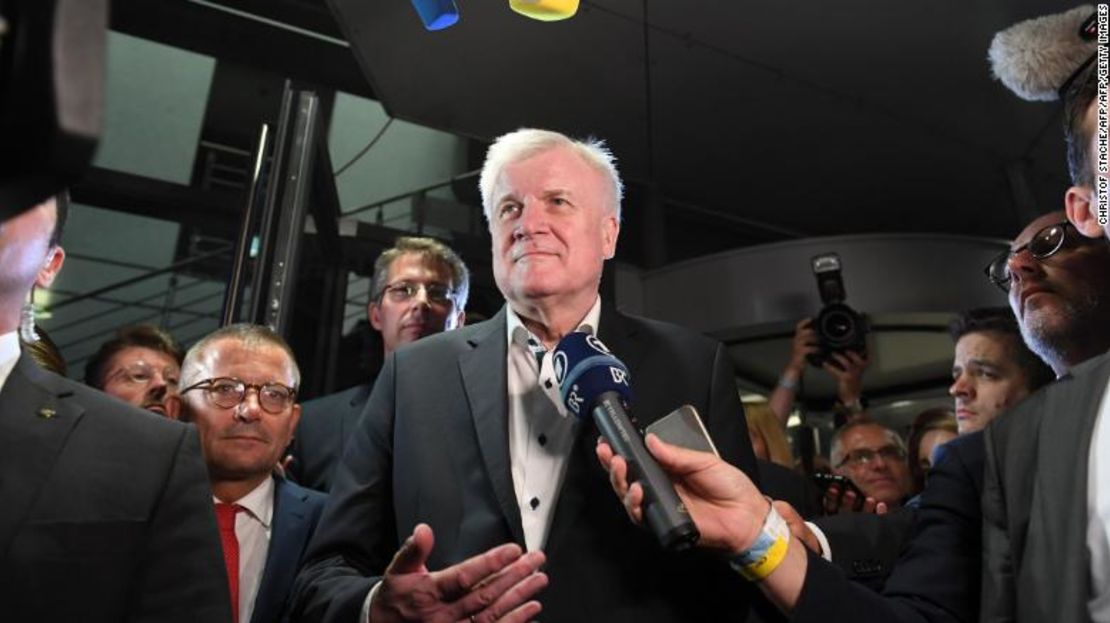 Horst Seehofer habla con los periodistas después de una reunión con el liderazgo del CSU.