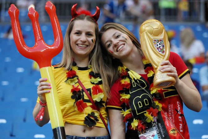 Dos fanáticas de Bélgica vestidas para la ocasión del partido frente a Japón.