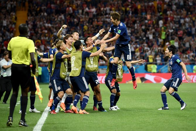 El equipo de Japón celebra el gol de Genki Haraguchi, el primero en el partido contra Bélgica.