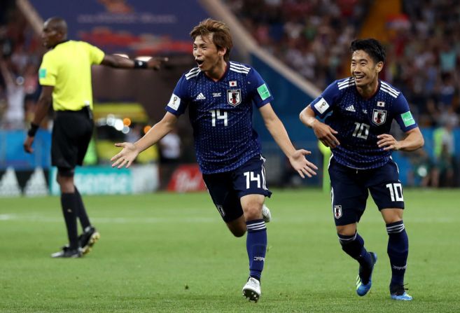 Takashi Inui de Japón anotó el segundo gol de Japón en el minuto 52.