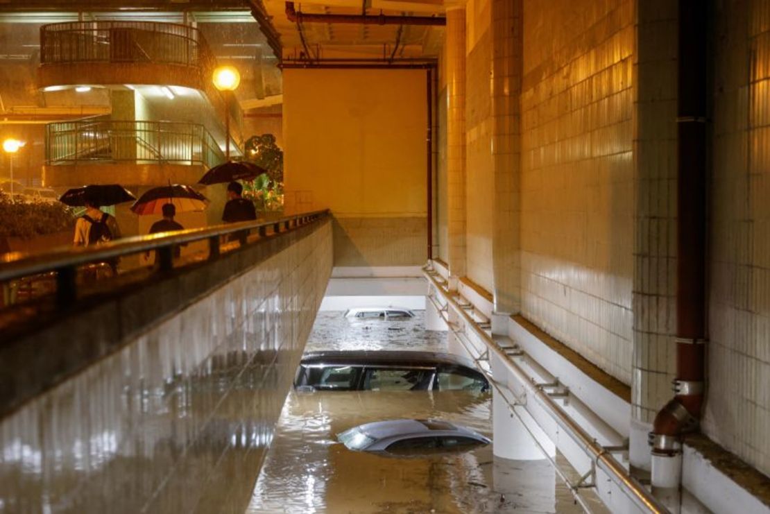 Vehículos sumergidos en un estacionamiento inundado en Hong Kong, el 8 de septiembre de 2023.