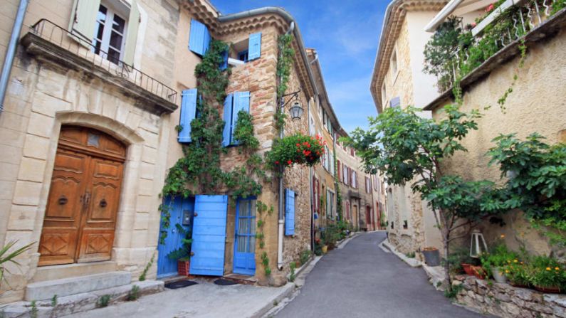 Provenza (Francia). Bordeada por el Mar Mediterráneo, esta región del sudeste de Francia es relajante y hermosa a la vez. Un paseo en bicicleta desde el pueblo de Violès, degustación de vinos en las "cuevas" de viñedos y una parada para un picnic de pan y queso local es una buena manera de mejorar el ritmo de la vida moderna.