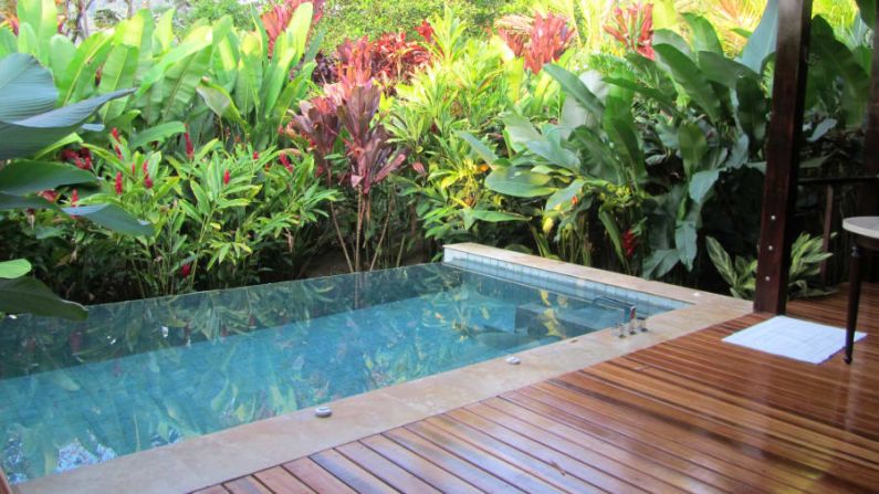 Nayara Springs (Costa Rica). Este complejo de lujo para adultos alberga un conjunto de cabañas privadas con vistas a la exuberante selva tropical y al ardiente volcán Arenal. Lo mejor de todo es que los pasillos están bien ocultos, lo que significa que cada villa se siente como una burbuja privada.