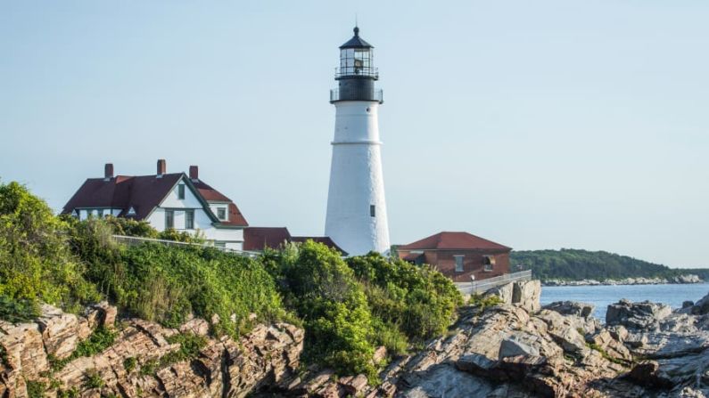 Cape Elizabeth (Maine, Estados Unidos. Hogar del histórico faro Cape Elizabeth (también conocido como Two Lights), es el lugar preferido por aquellos que buscan un lugar tranquilo a lo largo de la costa rocosa.The Lobster Shack es un lugar idílico para disfrutar de la zona, con sus mesas de madera encaramadas sobre el agua, con vistas al faro.