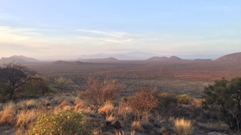 El desierto remoto no es escaso en Kenia, pero el espectacular Saruni Samburu Safari Camp lleva las cosas a un nivel superior. En la cima de un afloramiento rocoso, con vistas sobre el Monte Kenia y Kalama Conservancy, sus seis villas son lugares de relajación tras el safari.