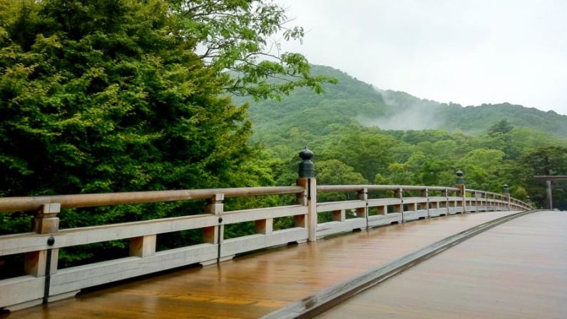 Conocido como "el alma de Japón", Ise Jingu es el hogar de una serie de santuarios sintoístas dedicados a la diosa del sol Amaterasu. Pese a su gran popularidad, la gran escala del complejo santuario permite que sigue siendo un lugar tranquilo y relajante.