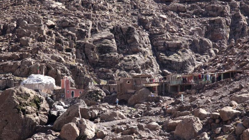 Un asentamiento berebere que lleva el nombre del sultán de los jinetes, sirve como un santuario para los peregrinos de todo Marruecos que buscan curar dolencias y hacer ofrendas a Alá. El pueblo está a orillas de una serie de cascadas, con paradas perfectas para descansar a la sombra.