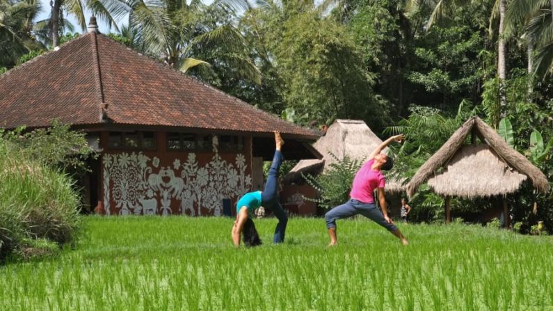 El ambiente relajado de la ciudad de Ubud invita a una larga estadía y el Yoga Barn es el lugar ideal para aquellos que buscan una total calma. Sus espacios tienen vistas al campo virgen, con 15 clases por día, desde el relajante yin hasta el dinámico flujo de energía.