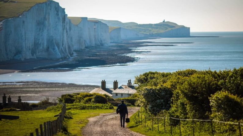 Las colinas onduladas de las South Downs, típicamente inglesas, descienden dramáticamente hacia el mar en los acantilados de Seven Sisters, ubicados en la costa del este de Inglaterra, entre Seaford y Eastbourne.