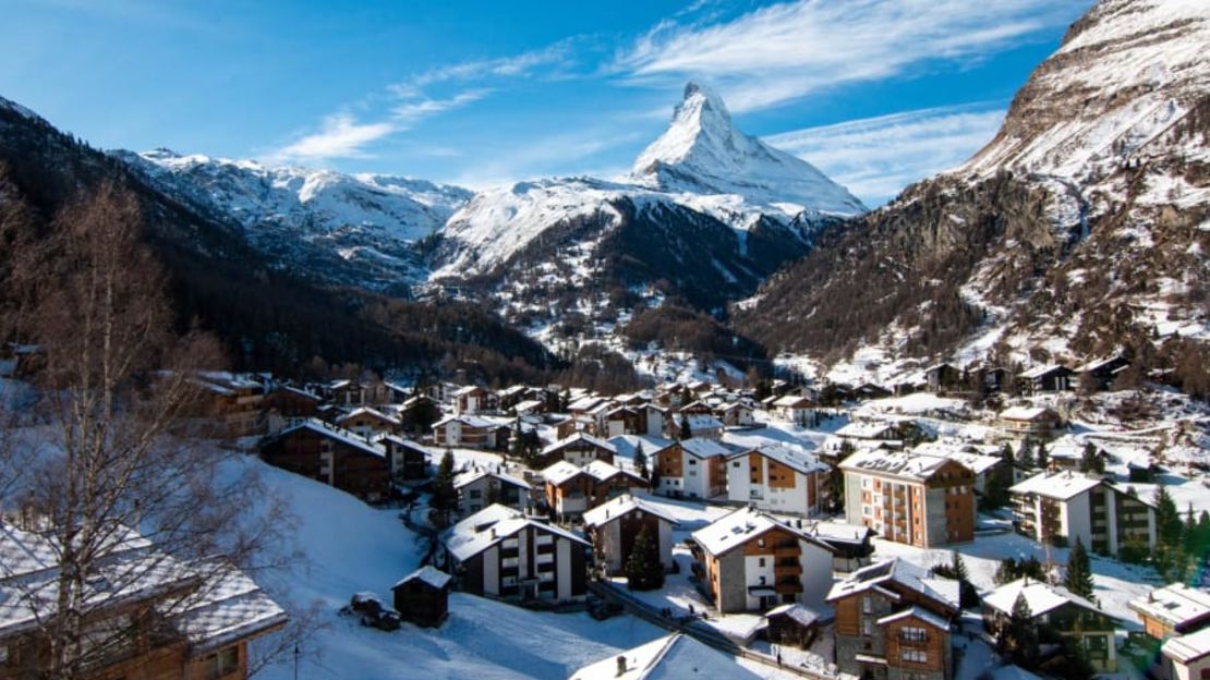 Zermatt (Suiza). Los senderos entran en las estribaciones de los imponentes picos, con el Matterhorn como un espectáculo omnipresente. Los caminos que conducen a esta icónica montaña son la dosis perfecto para aquellos que buscan el aire más fresco, pasando por prados de postal y a lo largo de pistas empinadas y curvas.