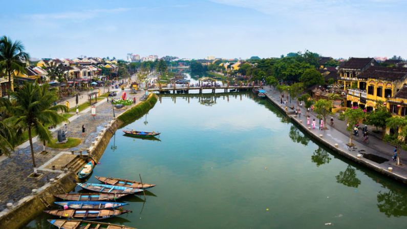 Hoi An (Vietnam). Cuando el sol está a la orilla del río, es difícil encontrar un lugar más tranquilo en este maravilloso país. Los cafés que bordean el agua sirven bia hoi, una cerveza local fresca y ligera que se elabora a diario.