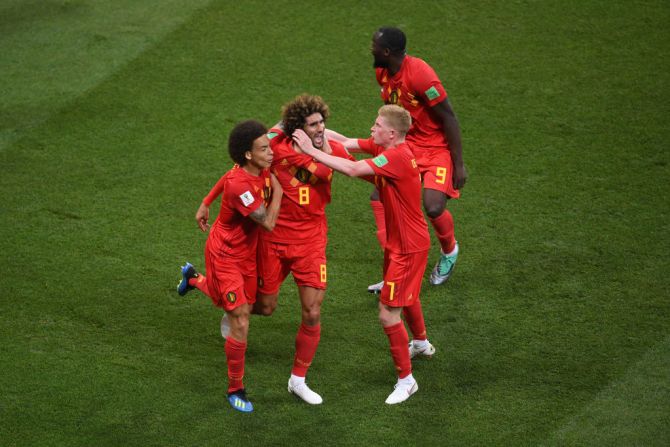 Marouane Fellaini (en el medio) anota el gol del empate para Bélgica en el minuto 74 y el partido se iguala a dos goles.