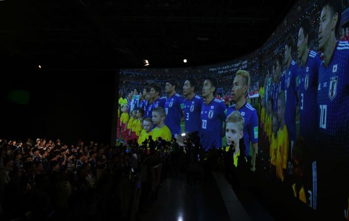 Fanáticos japoneses ven el partido de fútbol frente a Bélgica en una pantalla gigante en Tokio.