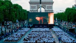 CNNE 540078 - #laimagendeldia- cine al aire libre en paris