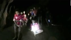 CNNE 540120 - momento en que rescatistas hallan a ninos en cueva en tailandia