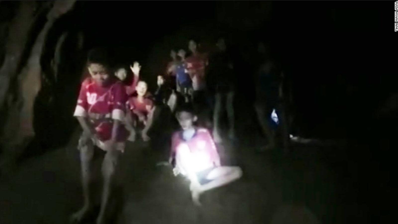 Video muestra el momento en que hallan a los niños perdidos en cueva en  Tailandia