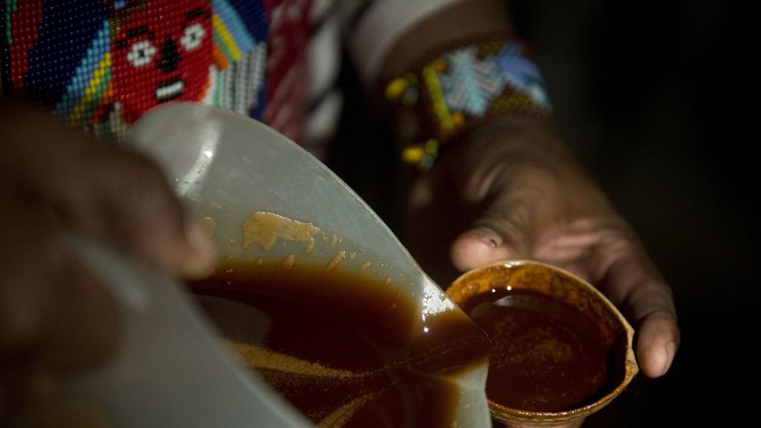 La ayahuasca o yagé es una bebida tradicional de la Amazonía que se usa para propósitos religiosos.