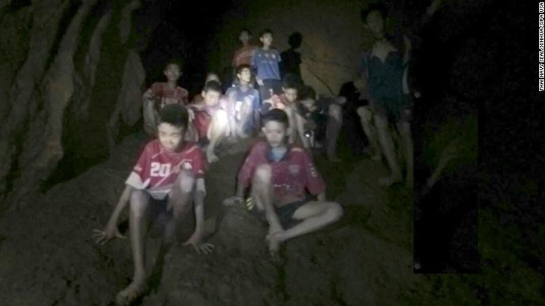 Doce niños y su entrenador de fútbol han quedado atrapados dentro de un sistema de cuevas en el norte de Tailandia desde el 23 de junio, y las autoridades están tratando de encontrar la forma más segura de extraerlos. Mira en esta galería las imágenes más impactantes del intento por sacarlos pronto, sanos y salvos.