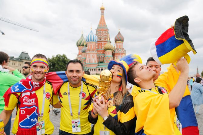 Fanáticos de Colombia en la Plaza roja de Moscú antes del partido de octavos entre su selección y la de Inglaterra.