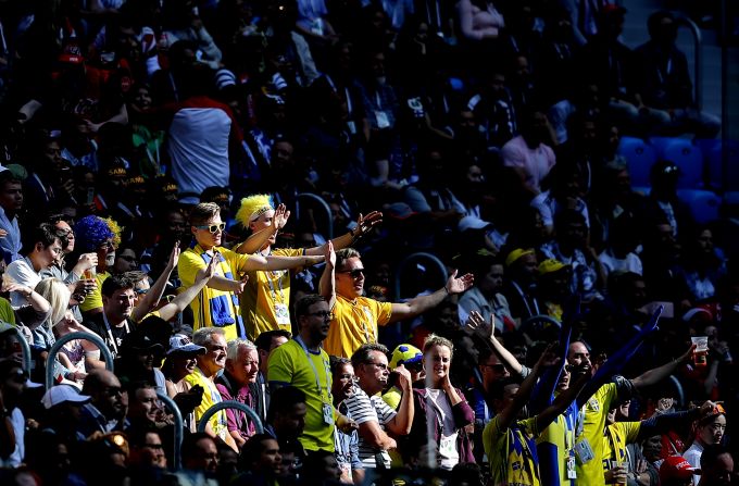 Fanáticos de Suecia muestran apoyo a su equipo en el partido contra Suiza.