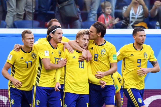 El equipo de Suecia celebra su primer gol ante Suiza: lo marcó Emil Forsberg en el minuto 66.