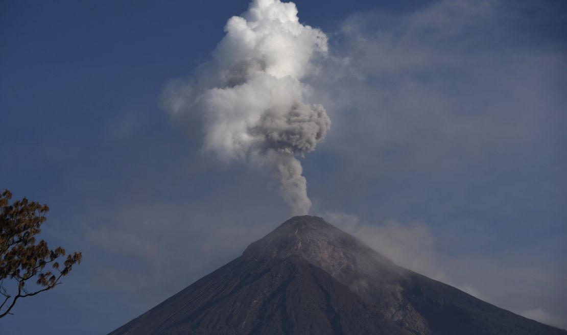 El Volcán Fuego expulsando humo y cenizas el 11 de junio.