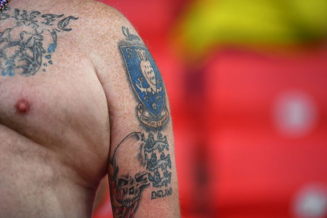 Detalle de los tatuajes de un fanático de Inglaterra antes del partido ante Colombia.