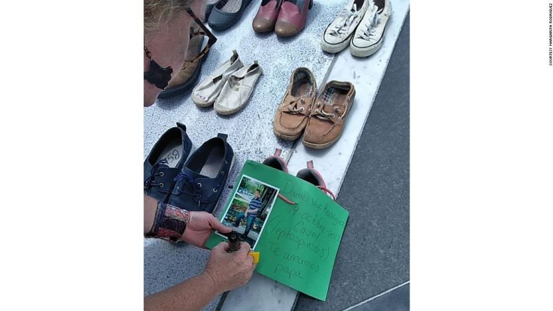 La familia de Daniel L. Vick dejó un par de sus zapatos en un monumento conmemorativo de incontables víctimas del huracán María en San Juan.