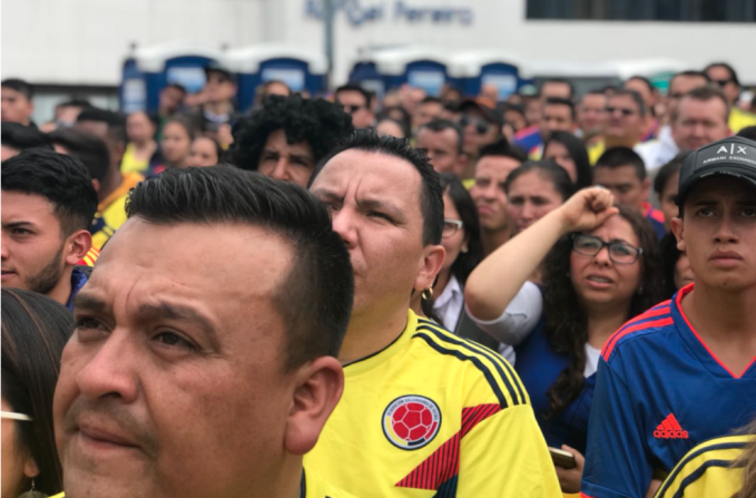 Tensión entre los hinchas de Colombia que ven el partido contra Inglaterra en Bogotá.