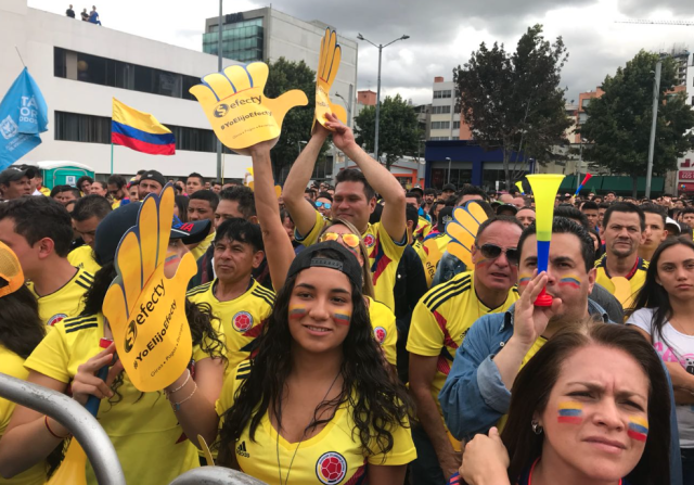 Ambiente festivo en Bogotá (Colombia) cuando comienza el partido de cuartos de final del Mundial contra Inglaterra.