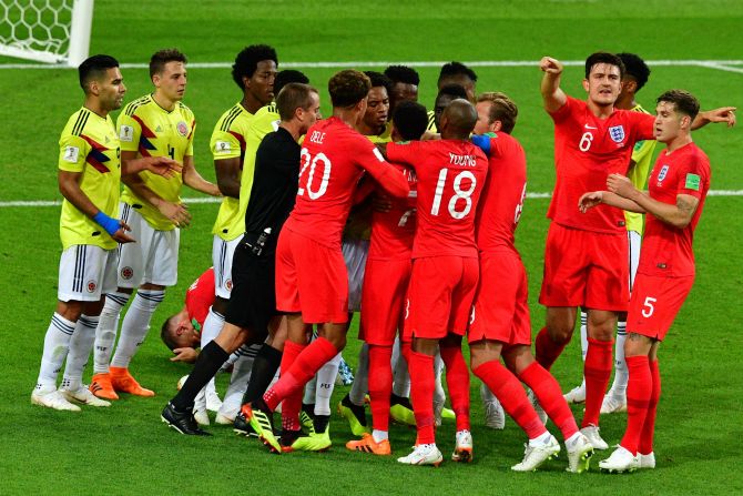 Discusión entre los jugadores de Inglaterra y Colombia.