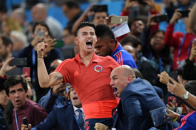 James Rodríguez, que no jugó por lesión, celebra el gol de Mina desde la tribuna.