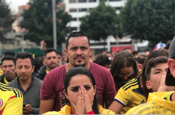 Tensión entre los hinchas de Colombia en Bogotá antes de los penales frente a Inglaterra.