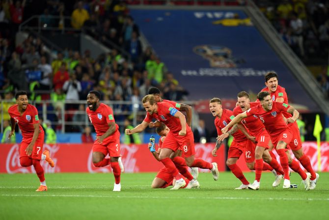 El equipo de Inglaterra celebra pasar a cuartos de final tras ganar a Colombia en los penales.