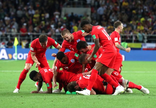 El equipo de Inglaterra se abalanza sobre Eric Dier en el césped para celebrar su pase a cuartos de final, donde se enfrentarán a Suecia.