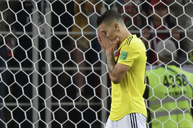 Mateus Uribe de Colombia se lamenta tras fallar un penal. El equipo cayó ante Inglaterra en octavos de final del Mundial.