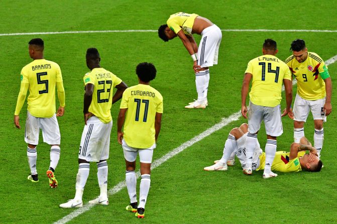 Desolación en el equipo de Colombia tras no lograr el pase a cuartos de final al perder en penales contra Inglaterra.