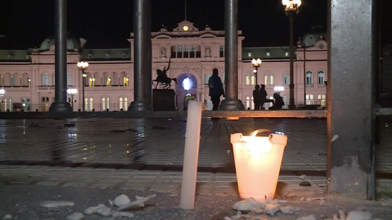 CNNE 540523 - protestas de los familiares de tripulantes del ara san juan