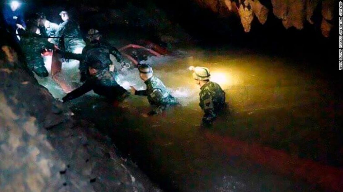 Equipos de rescate tailandeses caminan dentro de la cueva el lunes 2 de julio.