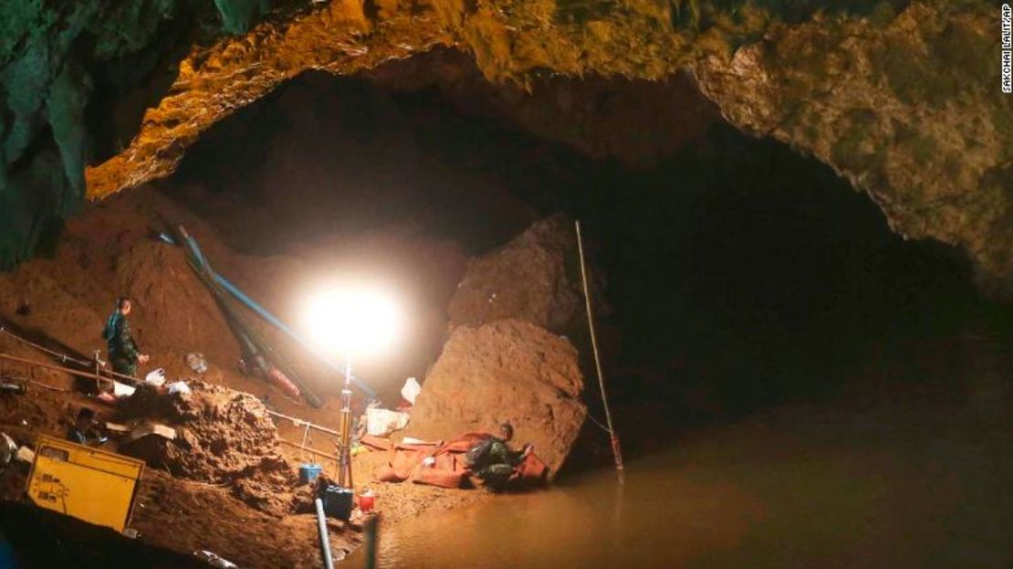 Soldados tailandeses salen de la entrada de la cueva el viernes 29 de junio.