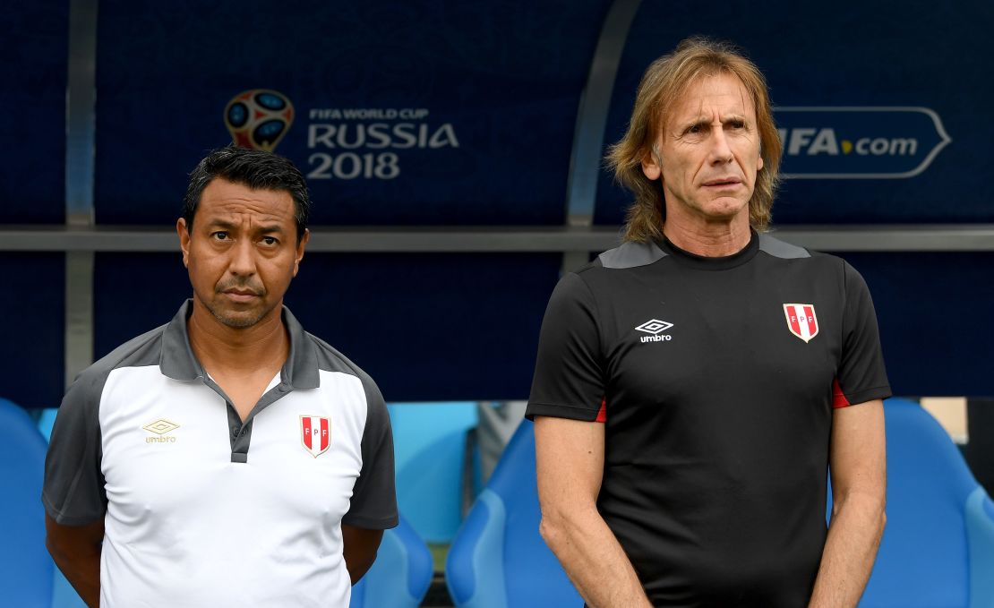 Ricardo Gareca y su asistente técnico, el exfutbolista peruano Nolberto Solano, durante el partido entre Perú y Australia, en la ciudad rusa de Sochi. Fue el último partido del equipo sudamericano en Rusia 2018 y el último partido de Gareca como entrenador de la selección peruana.