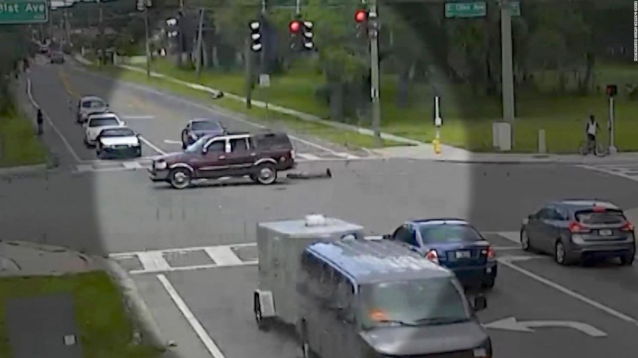 CNNE 540626 - video- una mujer que cae de un vehiculo en movimiento