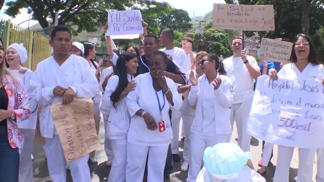 Los trabajadores de la salud en Venezuela han protestado por mejores salarios.