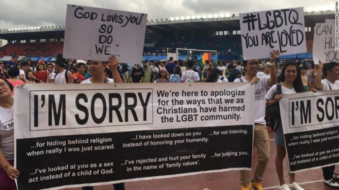 Los miembros una Iglesia cristiana se disculpan en nombre de los cristianos en un desfile del orgullo gay en Filipinas.