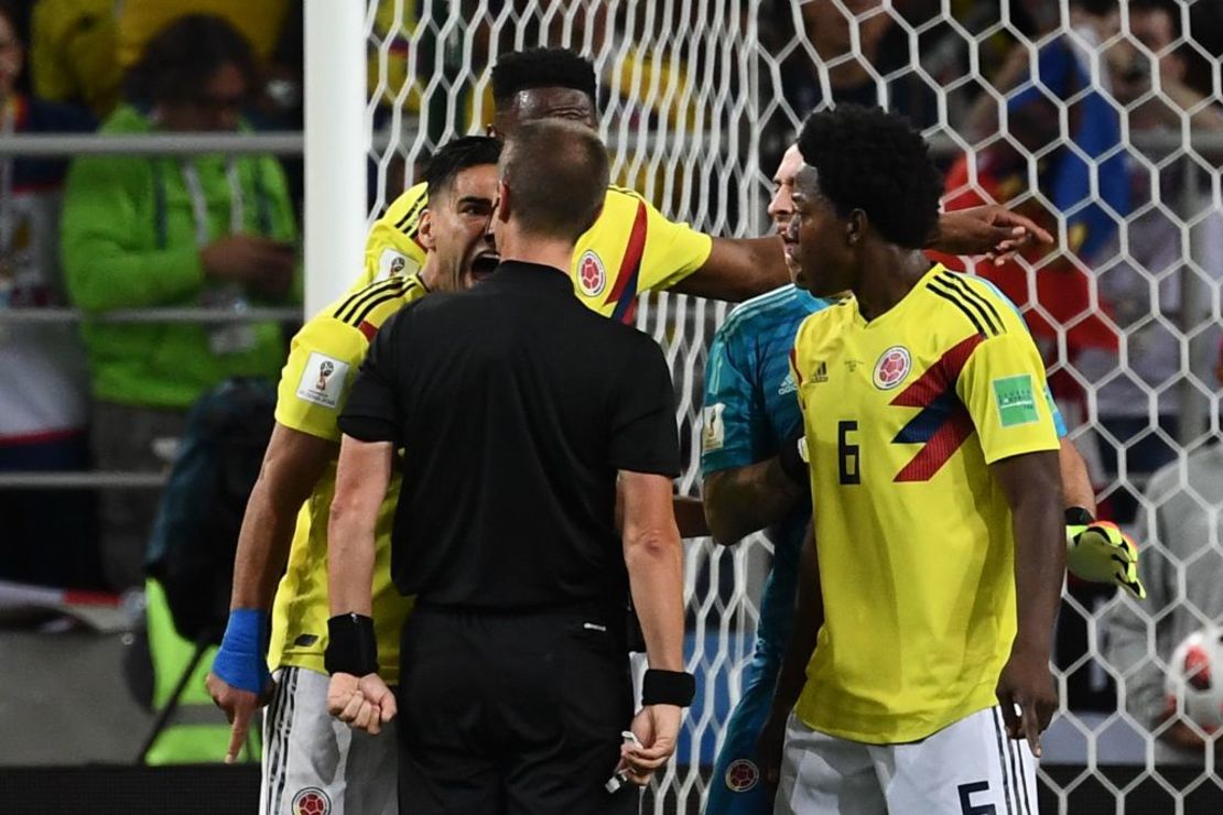 Falcao García le grita al árbitro Mark Geiger durante el juego contra Inglaterra en el estadio Spartak de Moscú el 3 de julio de 2018.